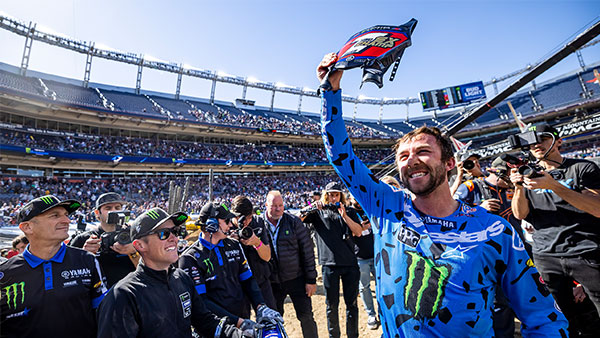 Eli Tomac waving to the audience